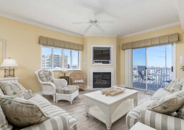 astoria402-3livingarea.jpg