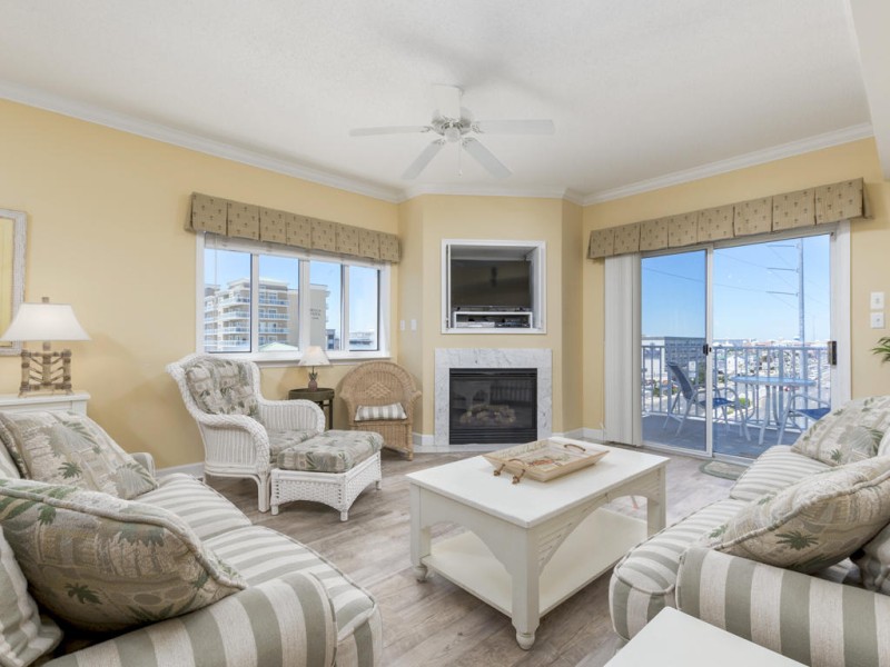 astoria402-3livingarea.jpg
