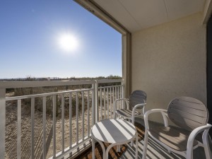 db109-1-gate-to-walk-out-to-the-beach.jpg