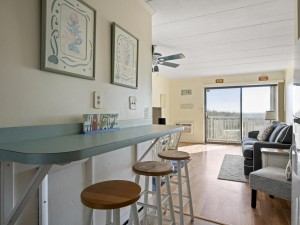db109-10-breakfast-bar.jpg