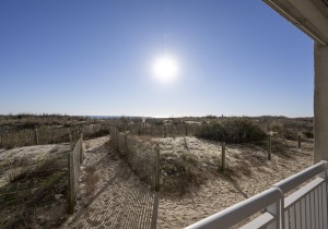db109-4-walk-from-deck-to-the-beach.jpg