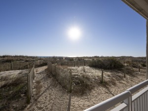 db109-4-walk-from-deck-to-the-beach.jpg