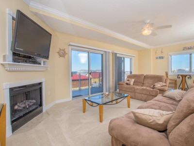 marinerswatch306-5299-living-area.jpg