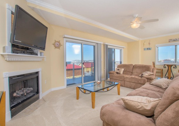 marinerswatch306-5299-living-area.jpg