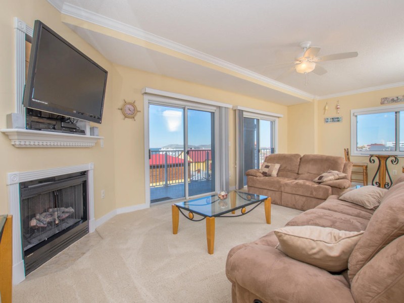 marinerswatch306-5299-living-area.jpg