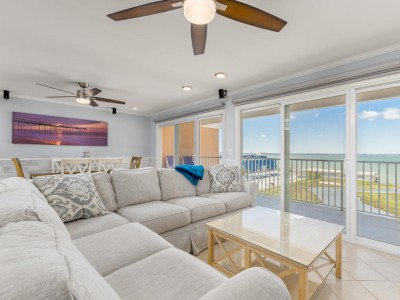 makai605-10livingarea.jpg