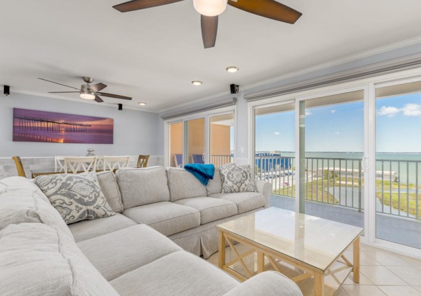 makai605-10livingarea.jpg