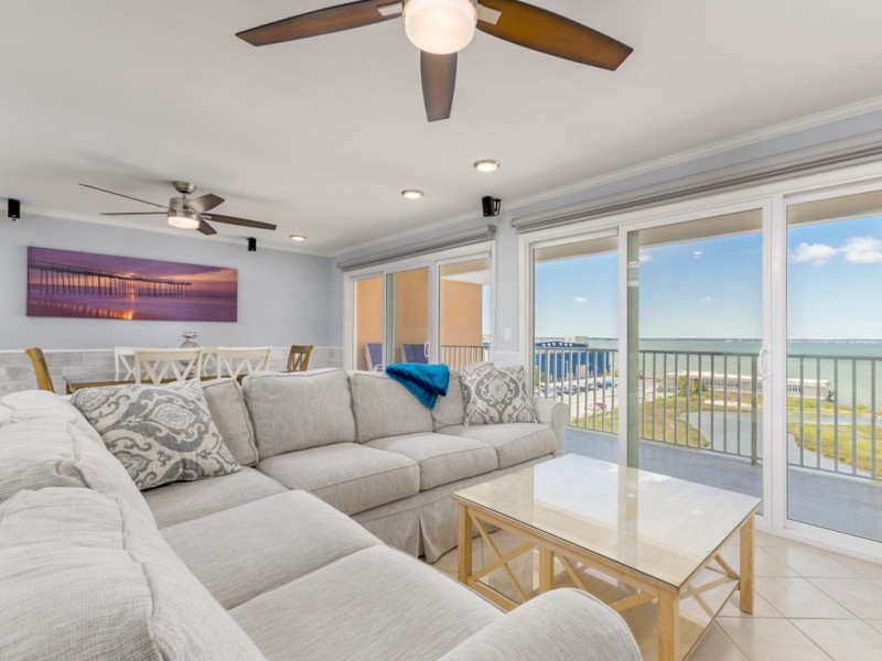 makai605-10livingarea.jpg
