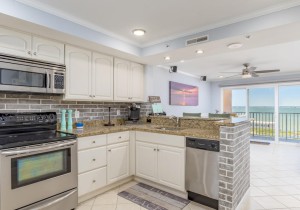 makai605-11kitchen.jpg