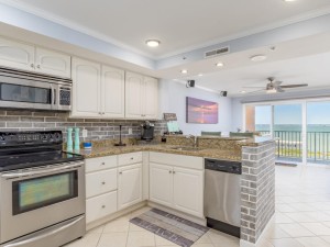 makai605-11kitchen.jpg