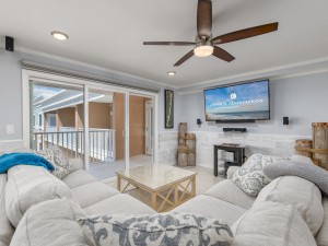 makai605-13livingarea.jpg