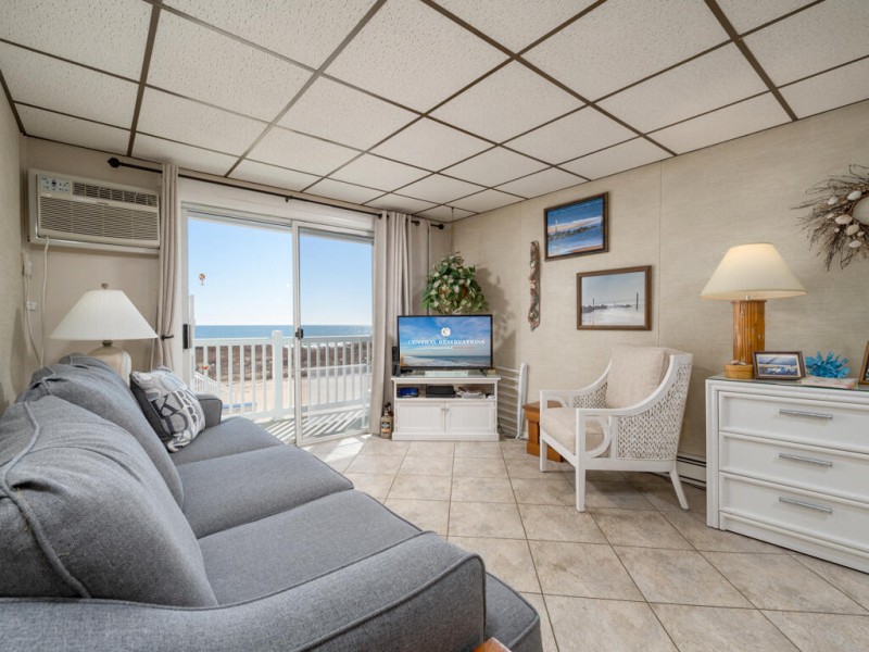 jammer204-4-living-area.jpg
