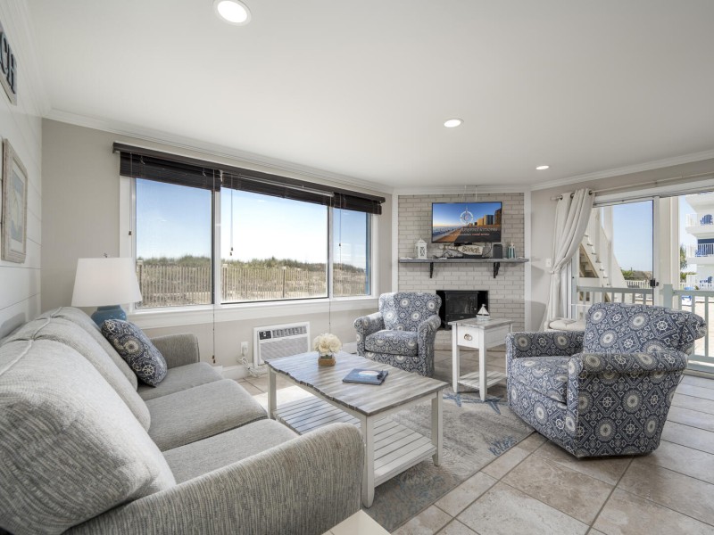 jammer100-1-living-area.jpg