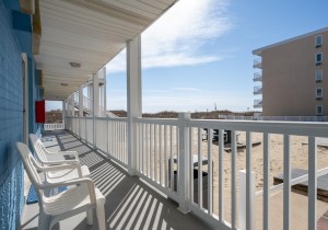 jammer102-1-balcony.jpg