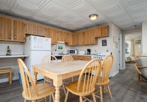 jammer300-5-dining-kitchen.jpg