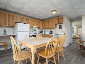 jammer300-5-dining-kitchen.jpg