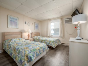 jammer300-9-bedroom.jpg