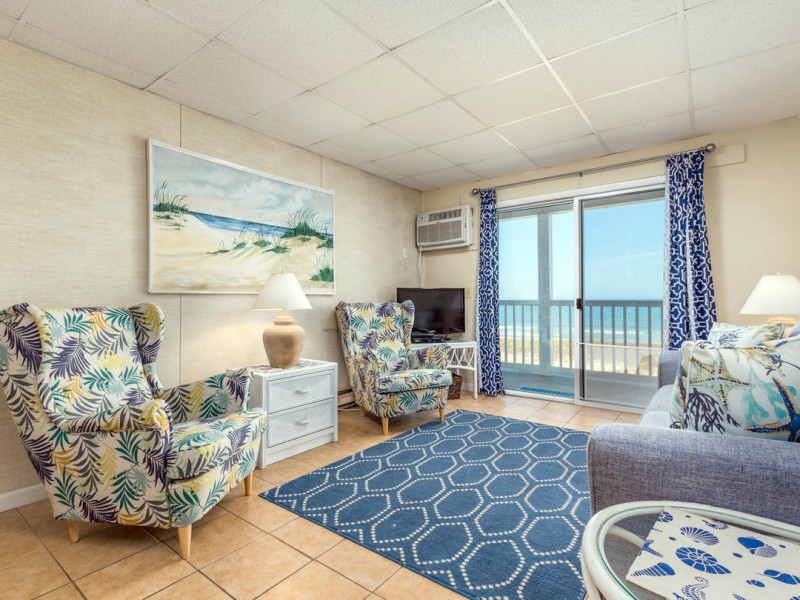 winjammer308-7livingarea.jpg