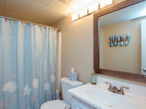 lelisa106-4971-bathroom.jpg