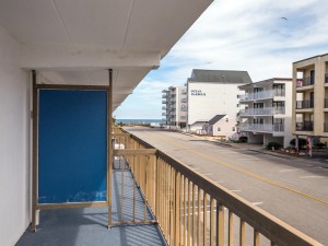 lelisa106-4982-distance-to-beach.jpg