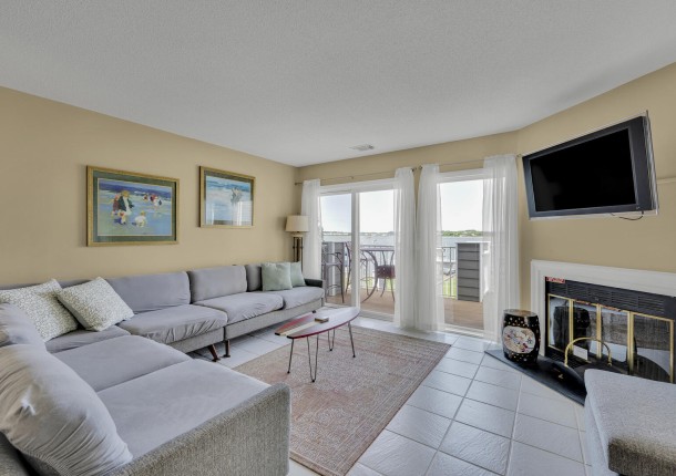 harborisland79j-8-living-area.jpg