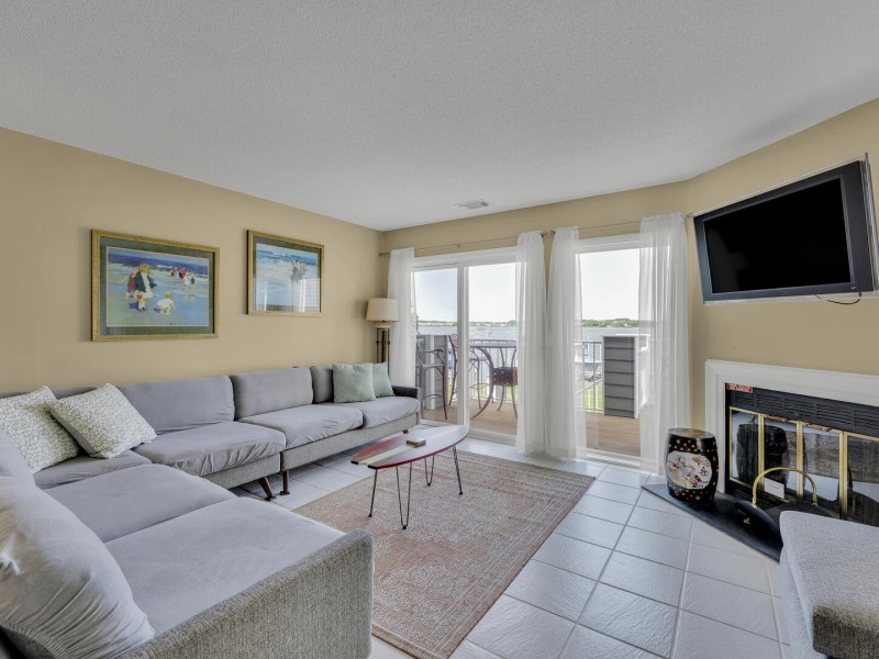 harborisland79j-8-living-area.jpg