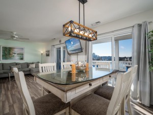 harbortown204d-10-dining-area.jpg