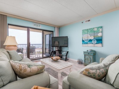 waikiki103-10livingarea.jpg