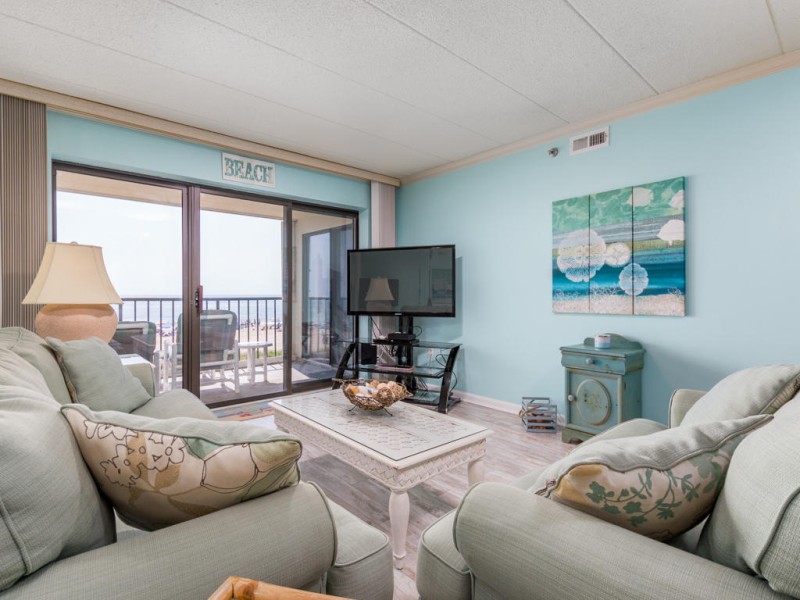 waikiki103-10livingarea.jpg
