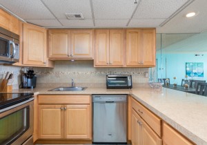 waikiki103-7kitchen.jpg