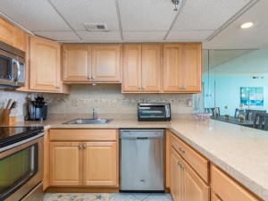 waikiki103-7kitchen.jpg