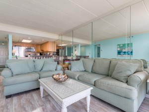 waikiki103-9livingarea.jpg