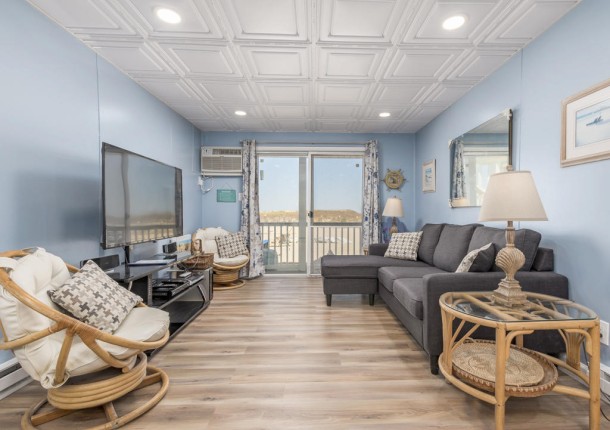 jammer106-7livingarea.jpg