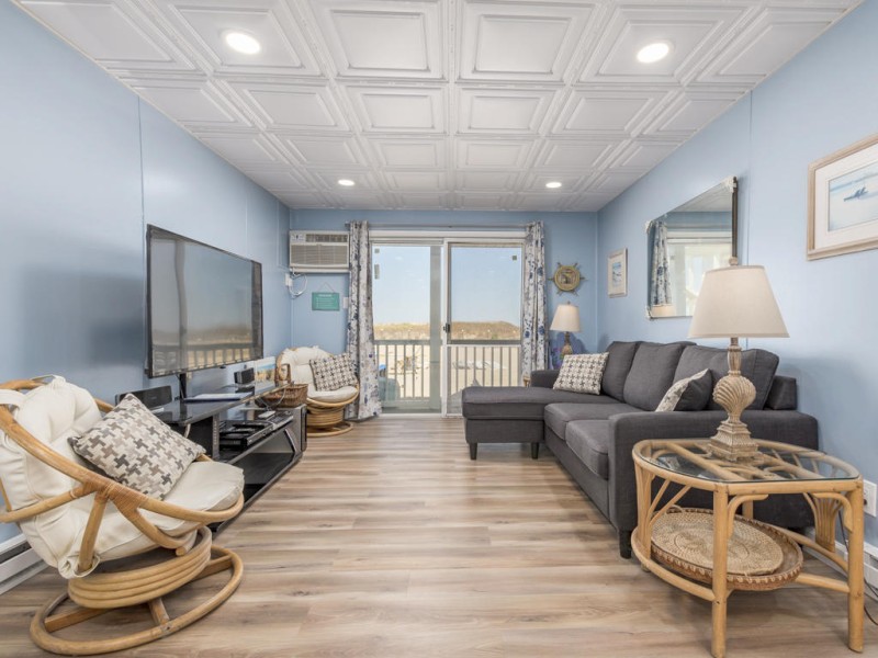 jammer106-7livingarea.jpg