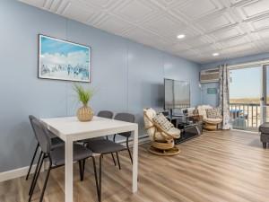 jammer106-8livingarea.jpg