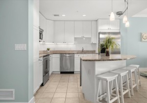 16-16-gateway-grand-402-16-kitchen.jpg