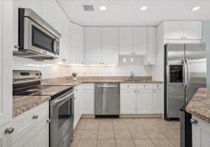 18-18-gateway-grand-402-18-kitchen.jpg