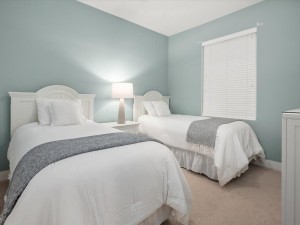 28-28-gateway-grand-402-28-bedroom-3.jpg