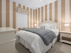 33-33-gateway-grand-402-33-bedroom-2.jpg