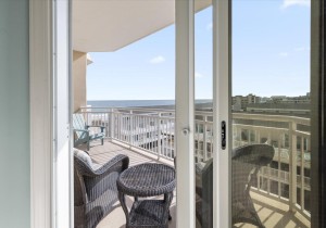 38-38-gateway-grand-402-38-balcony.jpg