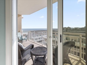 38-38-gateway-grand-402-38-balcony.jpg