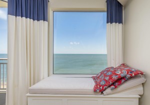 gateway1009-15windowseat.jpg
