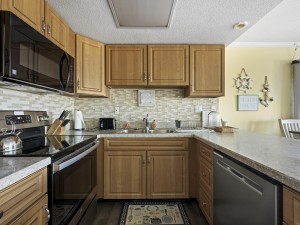 royalhawaiian122-10-kitchen.jpg