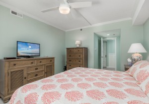 royalhawaiin109-10bedroom2.jpg