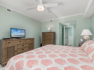 royalhawaiin109-10bedroom2.jpg