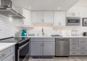 royalhawaiin109-11kitchen.jpg