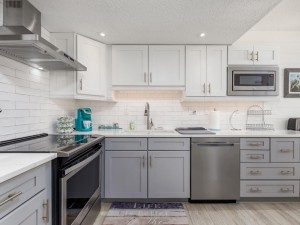royalhawaiin109-11kitchen.jpg