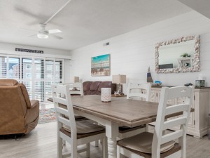 royalhawaiin109-12dining.jpg