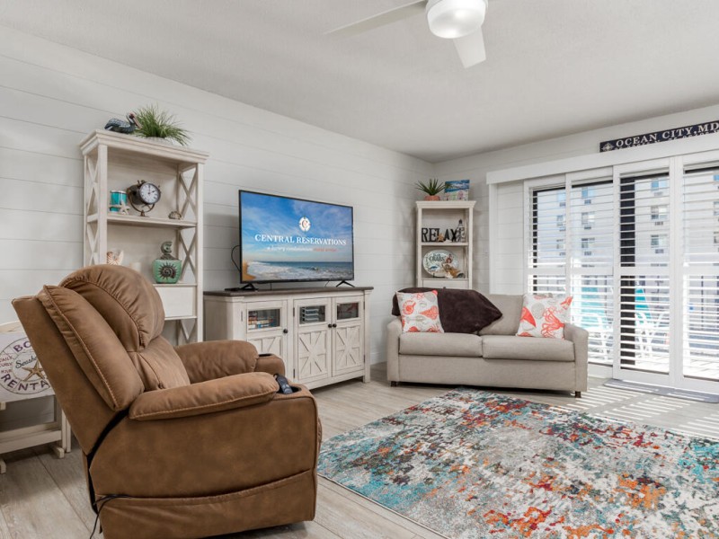 royalhawaiin109-13livingarea.jpg