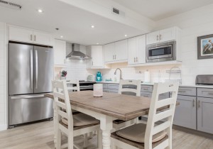 royalhawaiin109-15kitchenanddining.jpg